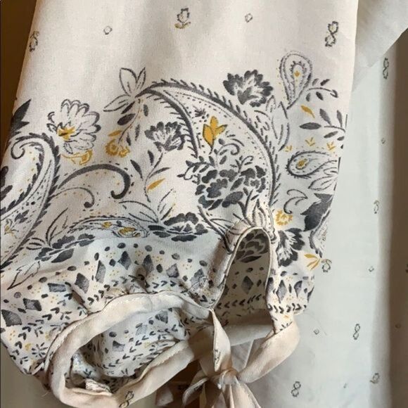 Torrid Off-White Floral Pattern Blouse - Picture 4 of 11